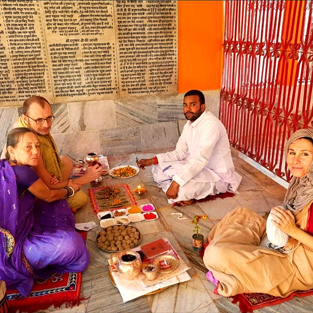 A visiting family performing puja with Pt. Pritam Ji at a Gaya Ji temple