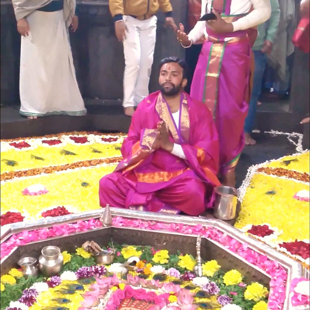 Pt. Pritam Ji performing rituals at the sacred kund, Vishnupad Temple
