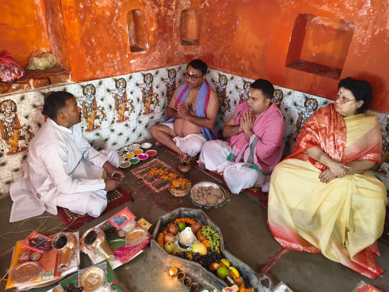 Pind Daan ritual at Vishnupad Temple with copper vessels and offerings