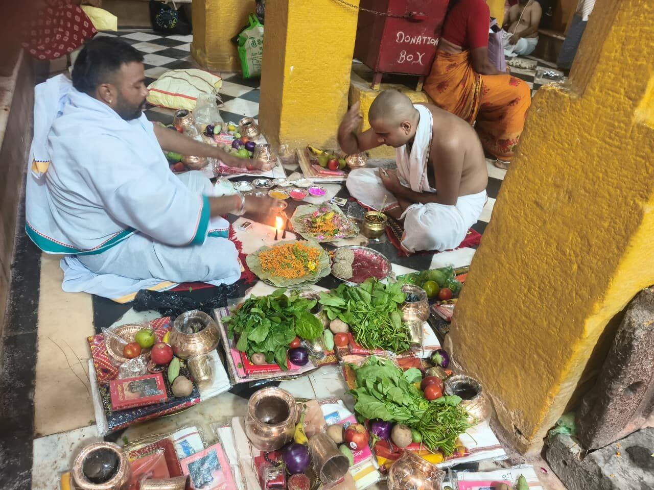 Priest conducting Pind Daan for a visiting family