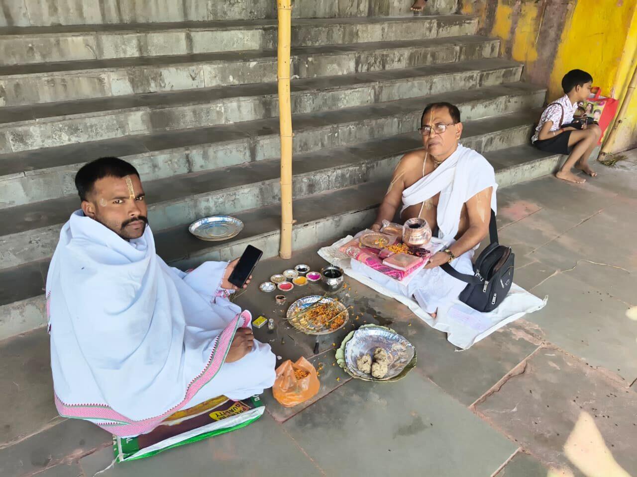 Priest performing Tarpan on the Falgu river banks, Gaya Ji