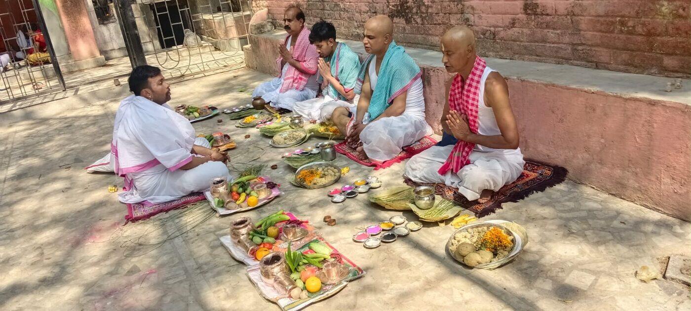 Group ritual at Vishnupad Temple complex