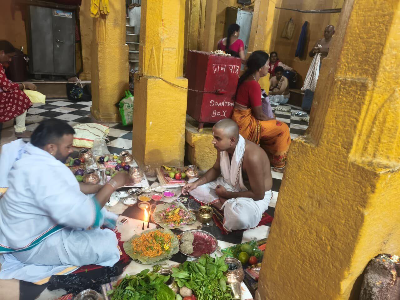 Devotee offering pinda during ritual at Gaya Ji